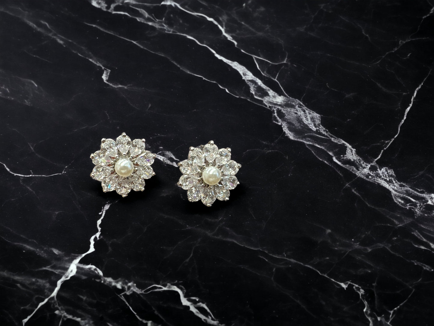 CRYSTAL FLOWER EARRING