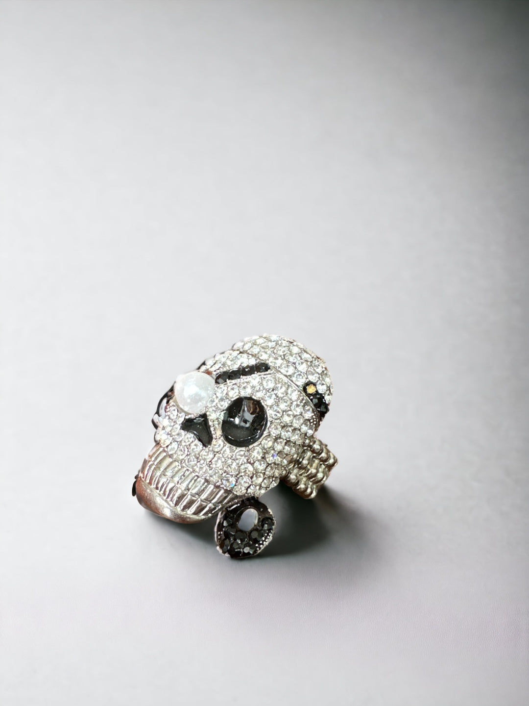 RHINESTONE SKULL PEARL EYE STRETCH RING