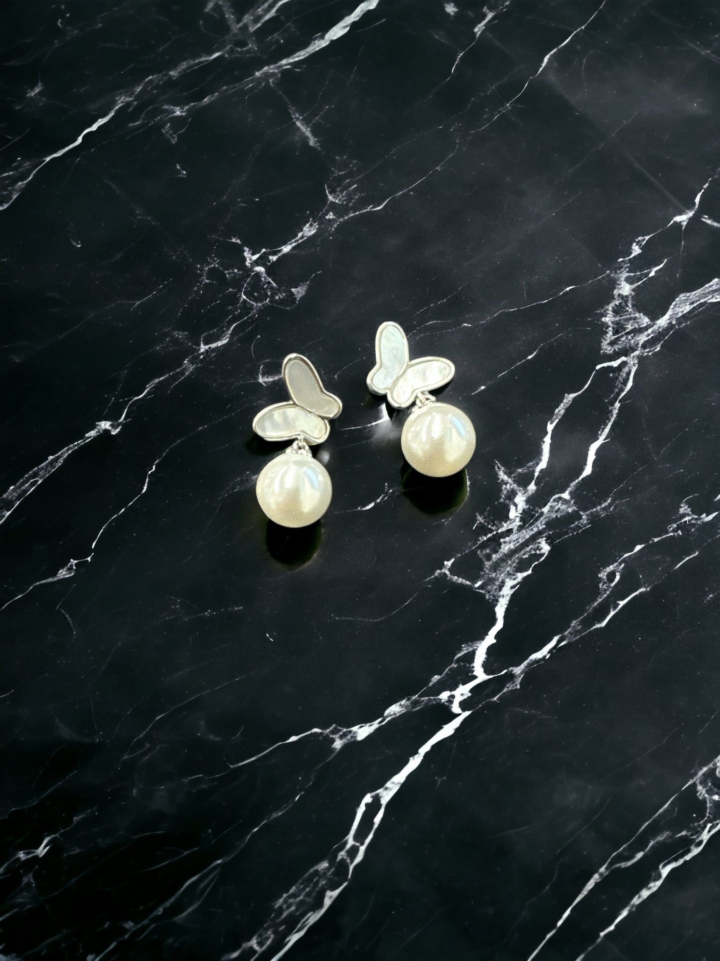 BUTTERFLY PEARLE DROP EARRING